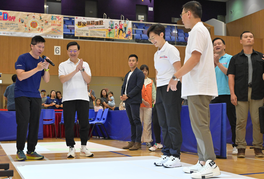 康文署舉辦全民運動日,特首李家超與多名官司身體力行一同參與。