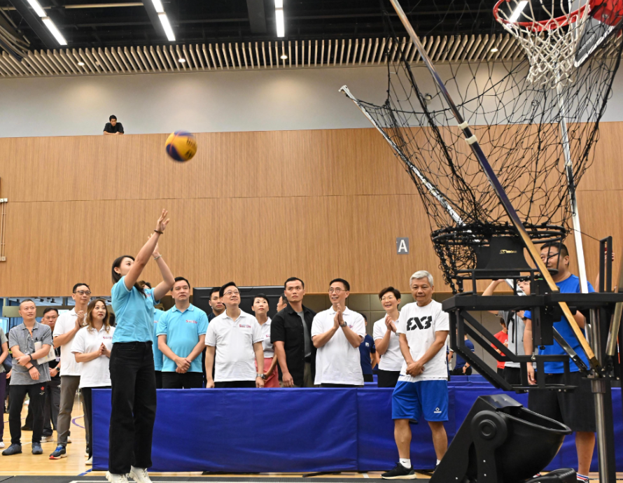 康文署舉辦全民運動日,特首李家超與多名官司身體力行一同參與。