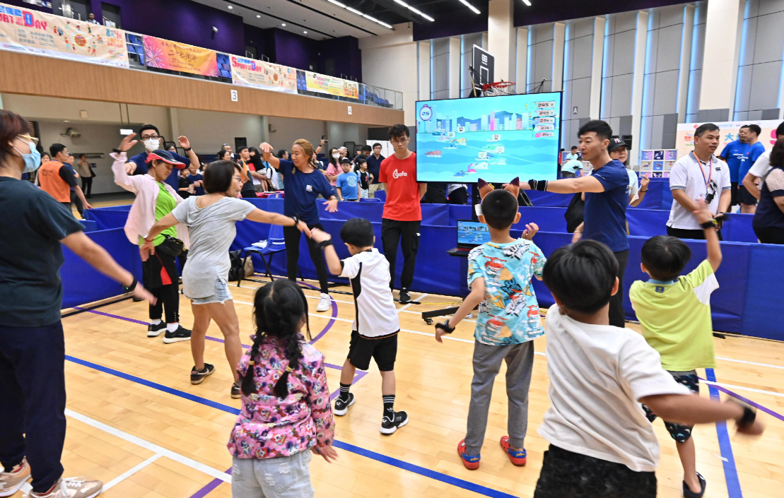 康文署舉辦全民運動日,特首李家超與多名官司身體力行一同參與。