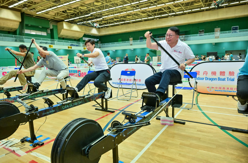 康文署舉辦全民運動日,特首李家超與多名官司身體力行一同參與。