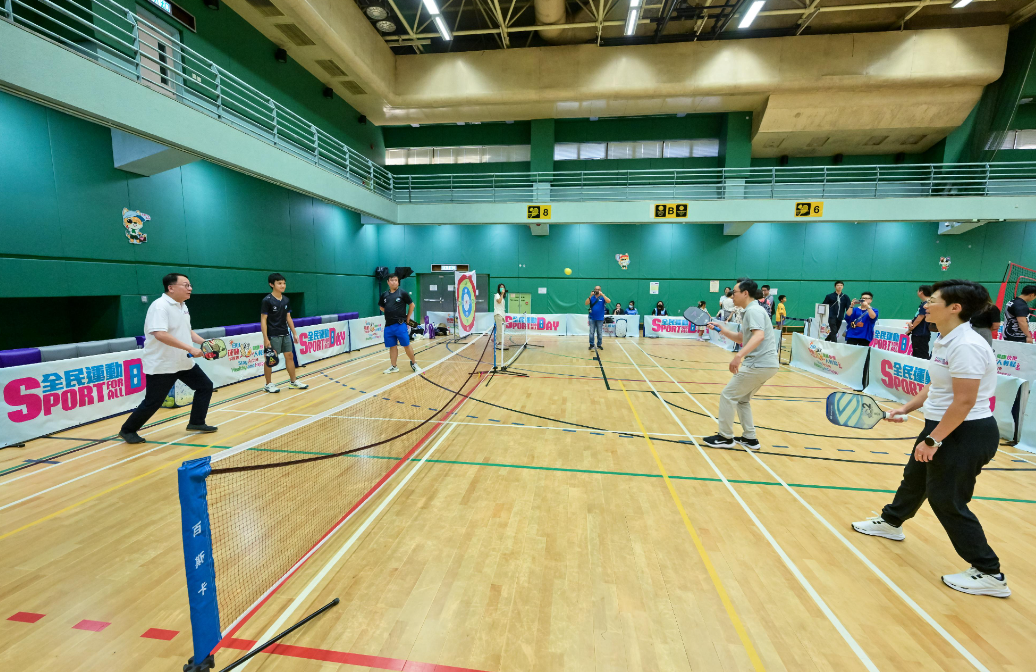 康文署舉辦全民運動日,特首李家超與多名官司身體力行一同參與。