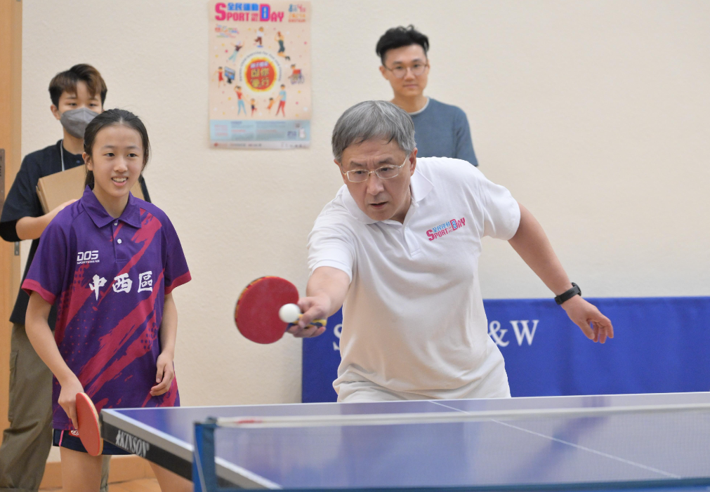 康文署舉辦全民運動日,特首李家超與多名官司身體力行一同參與。