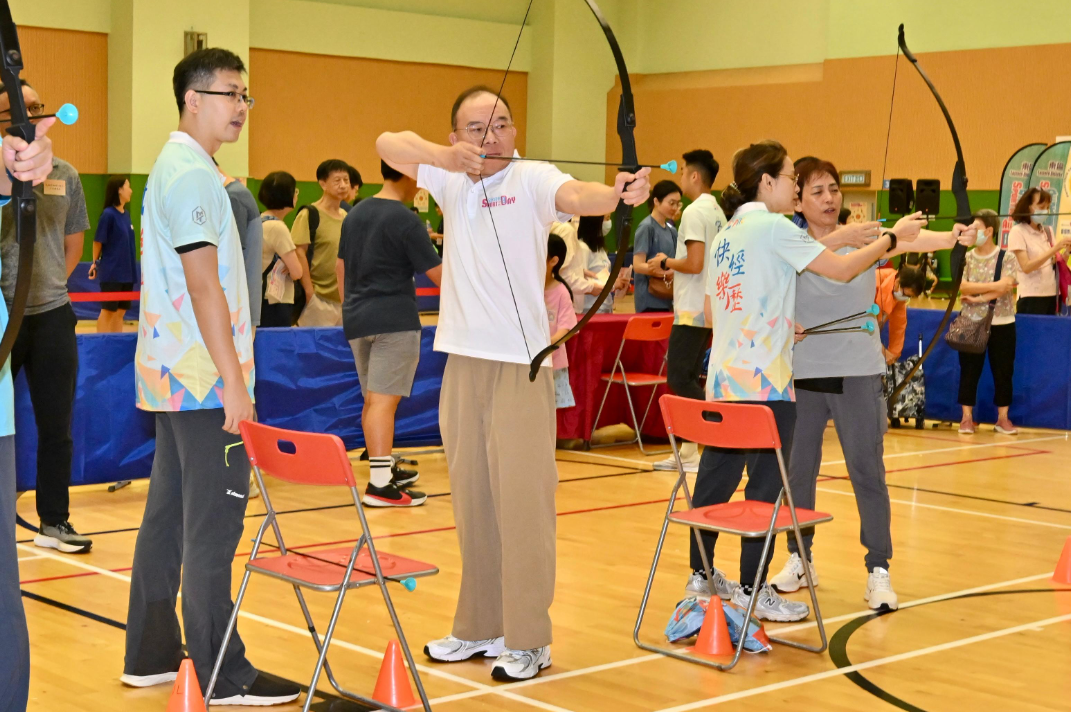 康文署舉辦全民運動日,特首李家超與多名官司身體力行一同參與。