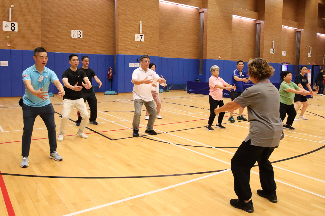 康文署舉辦全民運動日,特首李家超與多名官司身體力行一同參與。