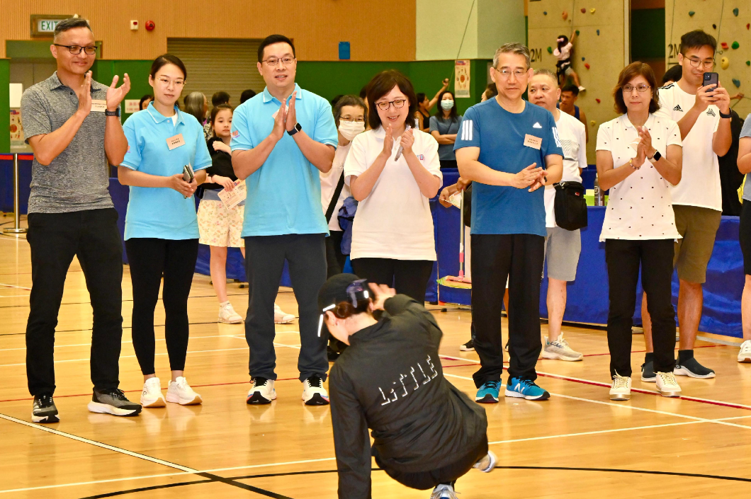 康文署舉辦全民運動日,特首李家超與多名官司身體力行一同參與。