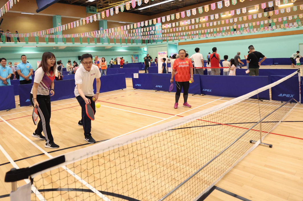 康文署舉辦全民運動日,特首李家超與多名官司身體力行一同參與。