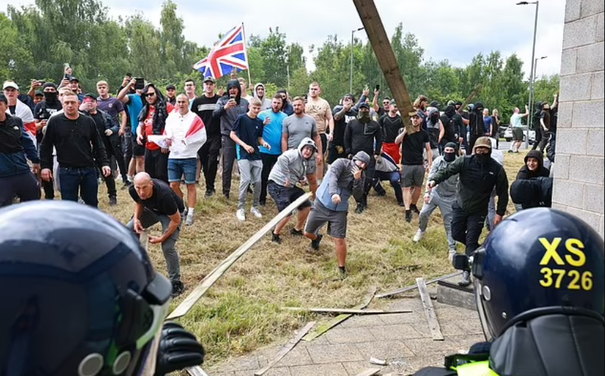 英國極右反移民示威|英格蘭北部洛達咸(Rotherham)一間住有來自外國尋求庇護者的酒店受襲,大批蒙面示威者衝擊酒店及縱火,又向在警員投擲雜物。(網上圖片)