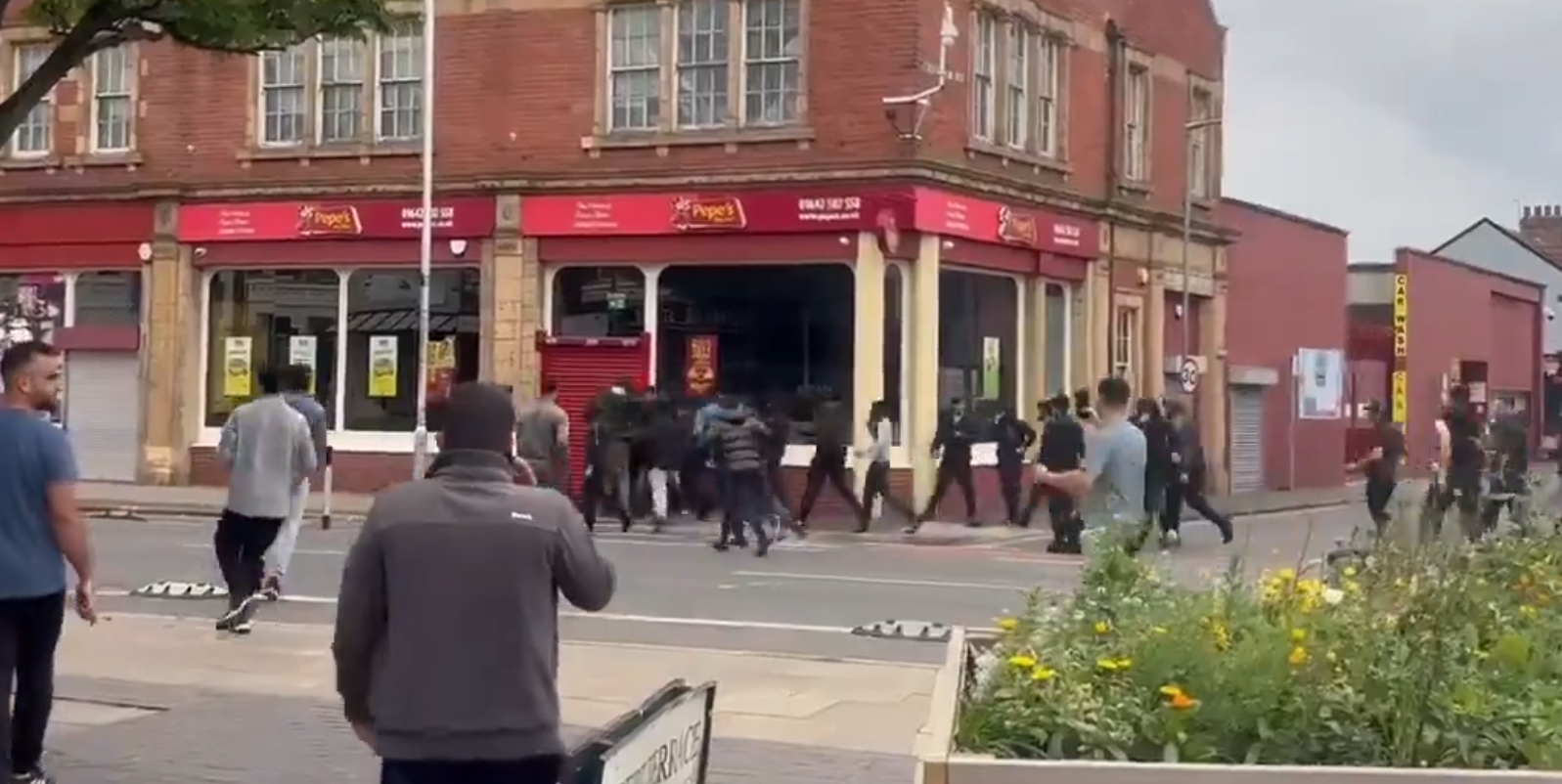 英國極右反移民示威|在英格蘭東北部城市米杜士堡亦有反移民示威,有影片可見街上有人被其他民眾圍攻(影片截圖)