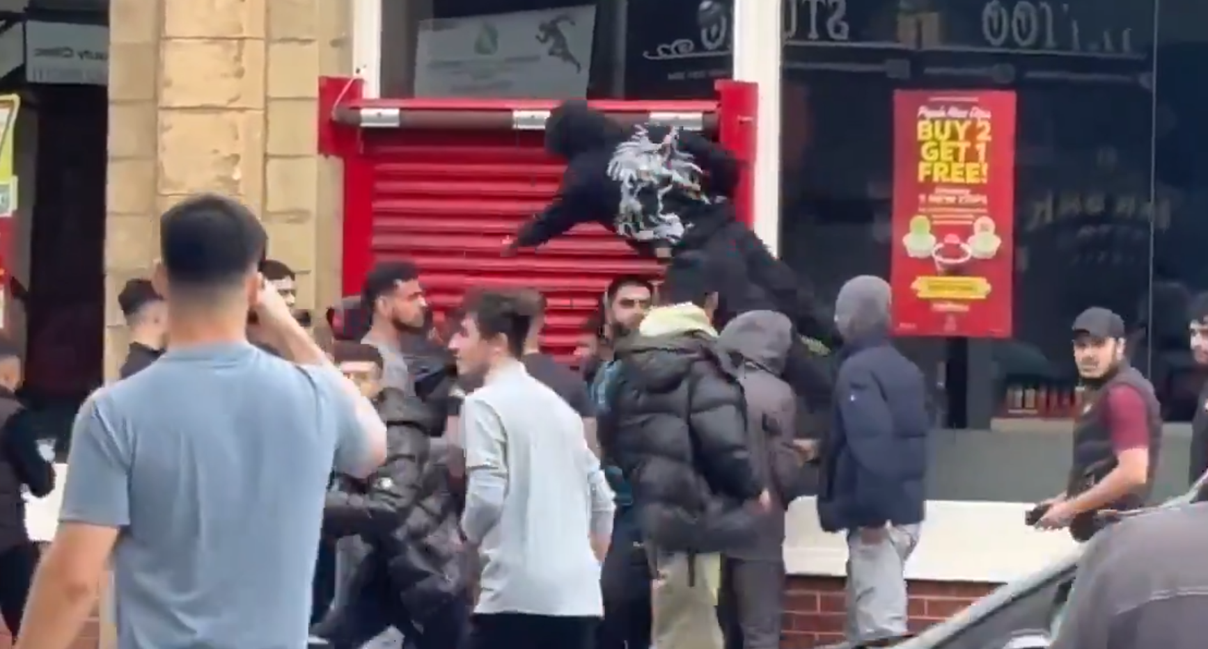 英國極右反移民示威|在英格蘭東北部城市米杜士堡亦有反移民示威,有影片可見街上有人被其他民眾圍攻(影片截圖)