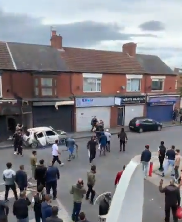 英國極右反移民示威|在英格蘭東北部城市米杜士堡亦有反移民示威,有影片可見街上有人被其他民眾圍攻(影片截圖)