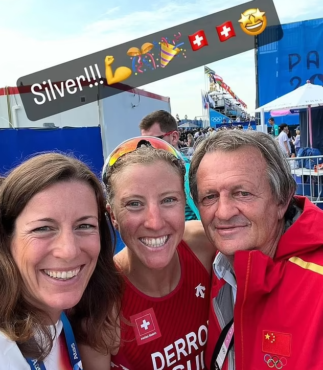 薩頓與瑞士的三鐵銀牌得主合照。(網上圖片)