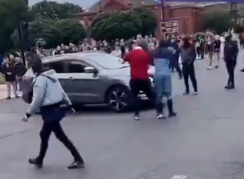 英極右反移民示威|一批人士於路口聚集設「路障」指揮交通,「審查」經過的車輛司機,查問他們是否白人「你是英國人嗎?你是白人嗎?(Are you English? Are you white?)」