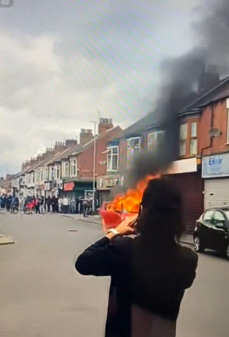 英極右反移民示威|英格蘭東北部城市米杜士堡亦有反移民示威,期間示威者與警方及其他不明人士爆發衝突,有汽車被焚毀