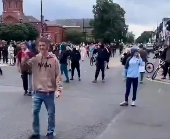 英極右反移民示威|米杜士堡一批人士於路口聚集設「路障」指揮交通,「審查」經過的車輛司機,查問他們是否白人「你是英國人嗎?你是白人嗎?(Are you English? Are you white?)」