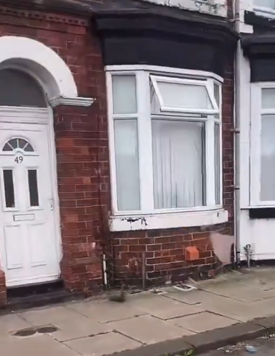 英極右反移民示威|米杜士堡一批人士破壞住宅及商店門口