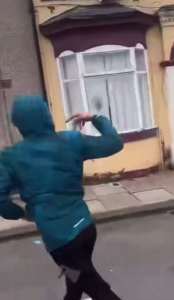 英極右反移民示威|米杜士堡一批人士破壞住宅及商店門口