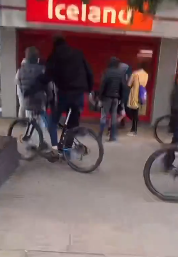 英極右反移民示威|米杜士堡一批人士破壞住宅及商店門口,亦有人搶掠本身已落閘的商店