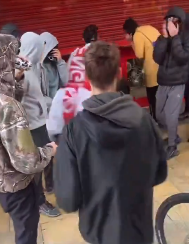 英極右反移民示威|米杜士堡一批人士破壞住宅及商店門口,亦有人搶掠本身已落閘的商店