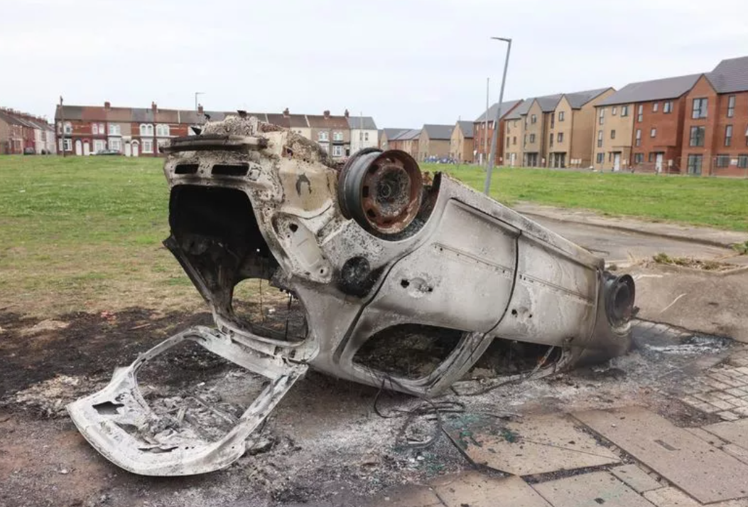 英極右反移民示威|英格蘭東北部城市米杜士堡亦有反移民示威,期間示威者與警方及其他不明人士爆發衝突,有汽車被焚毀