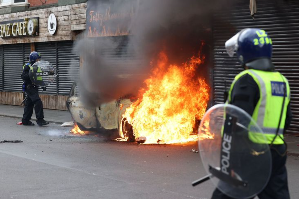 英極右反移民示威|英格蘭東北部城市米杜士堡亦有反移民示威,期間示威者與警方及其他不明人士爆發衝突,有汽車被焚毀