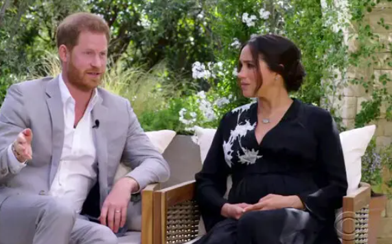 梅根及哈里於2021年接受名嘴奧花雲費專訪。(互聯網)