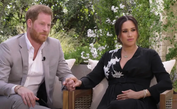 梅根及哈里於2021年接受名嘴奧花雲費專訪。(互聯網)