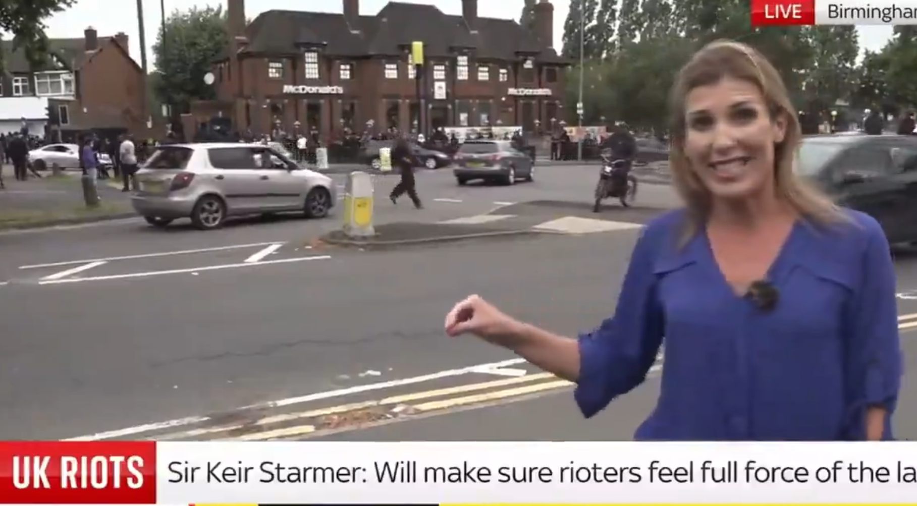 有電視台於伯明翰進行直播時被「黑衣人」干擾(影片截圖)