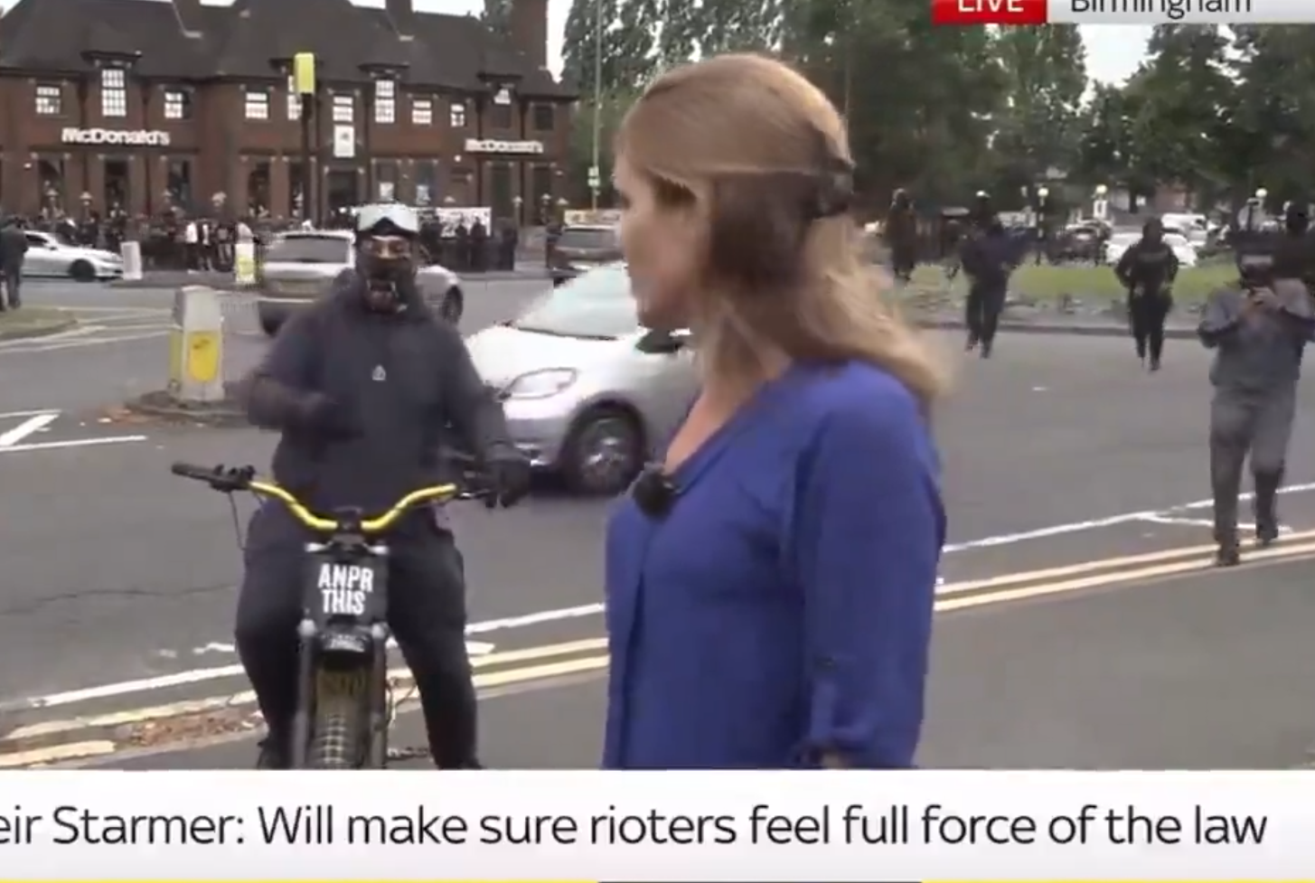 有電視台於伯明翰進行直播時被「黑衣人」干擾(影片截圖)