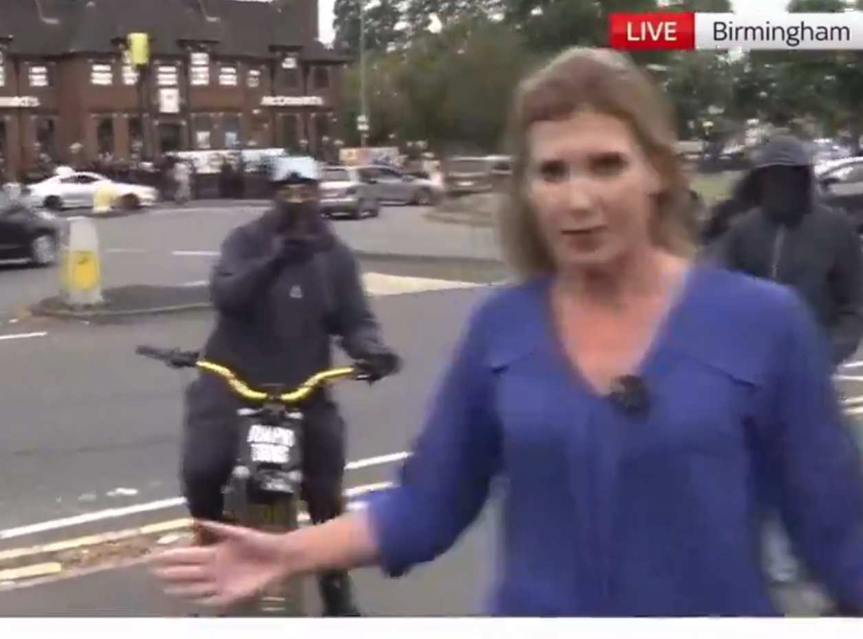 有電視台於伯明翰進行直播時被「黑衣人」干擾(影片截圖)