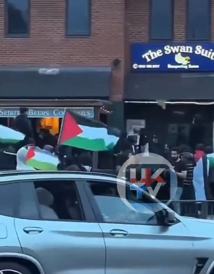 部分人手持巴勒斯坦旗(影片截圖)