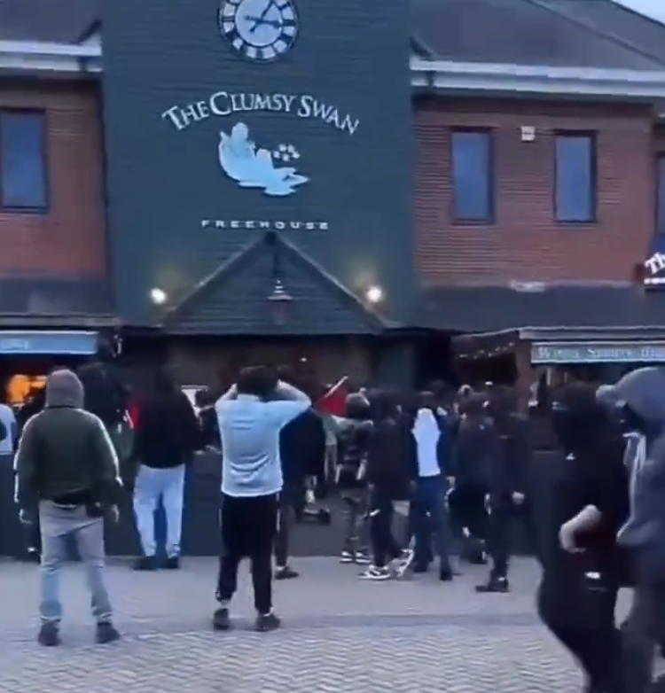 有影片顯示「黑衣人」於酒吧襲擊至少一名白人民眾(影片截圖)