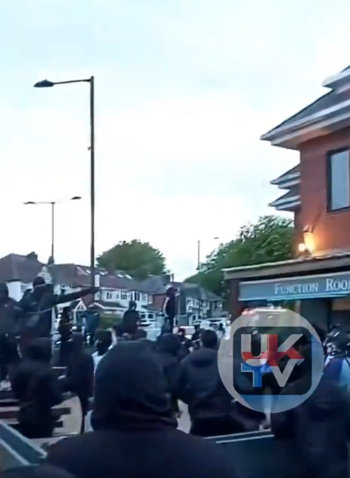 有影片顯示「黑衣人」於酒吧襲擊至少一名白人民眾(影片截圖)