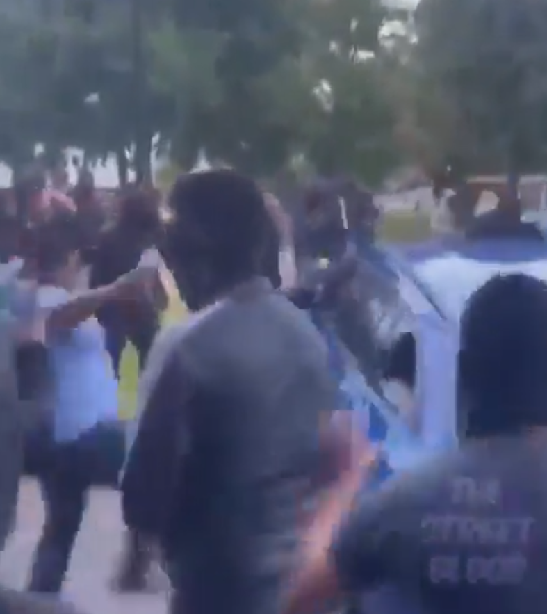 有影片顯示「黑衣人」圍攻破壞行駛中的車輛(影片截圖)