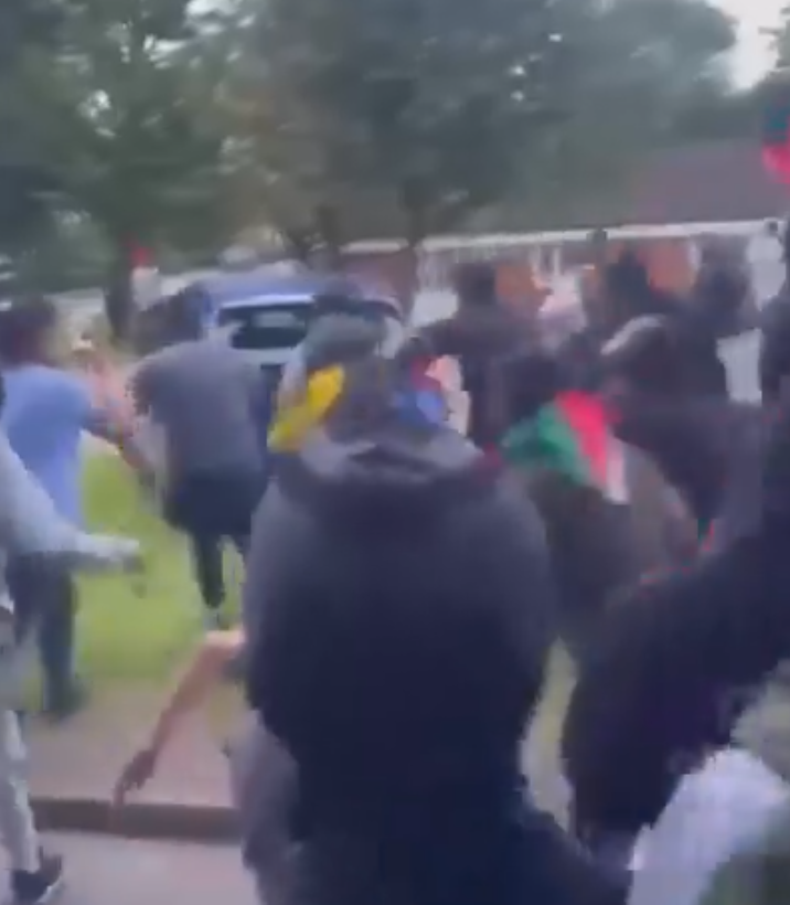 有影片顯示「黑衣人」圍攻破壞行駛中的車輛(影片截圖)