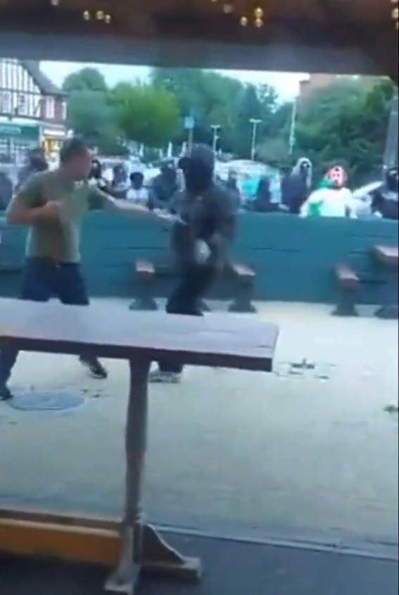 有影片顯示「黑衣人」於酒吧襲擊至少一名白人民眾(影片截圖)