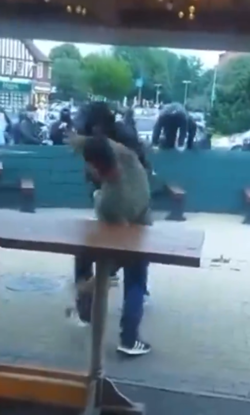 有影片顯示「黑衣人」於酒吧襲擊至少一名白人民眾(影片截圖)