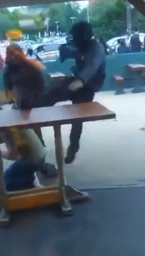 有影片顯示「黑衣人」於酒吧襲擊至少一名白人民眾(影片截圖)