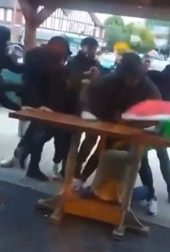 有影片顯示「黑衣人」於酒吧襲擊至少一名白人民眾(影片截圖)