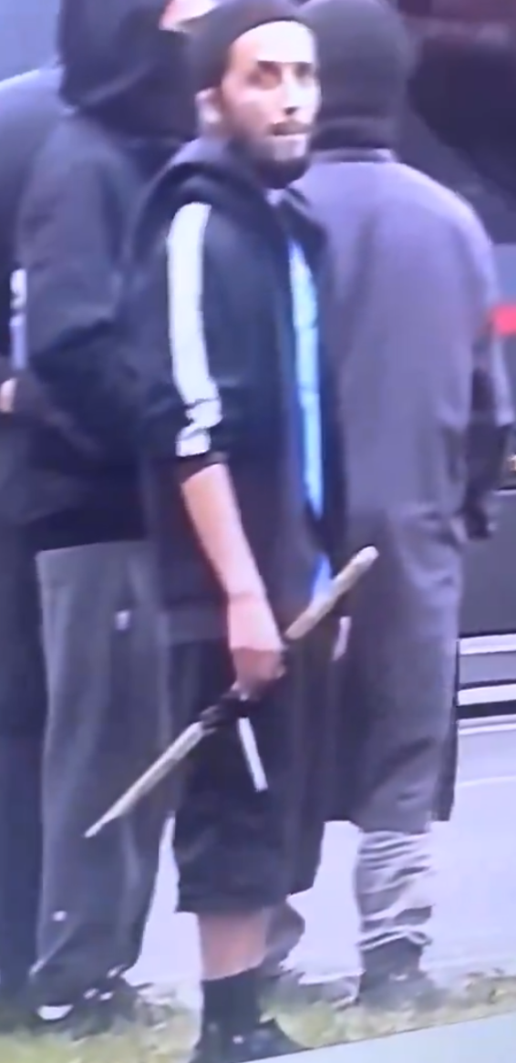 英國第二大城市伯明翰周一晚流傳會有右翼團體發起示威,大批穿黑衫民眾於一間連鎖快餐店外聚集戒備,有人持疑似長劍(影片截圖)