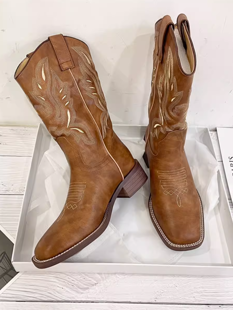 何穗同款百搭西部牛仔靴夏季粗跟刺繡套筒騎士 靴復古中筒方頭馬靴 限時特價¥169 起