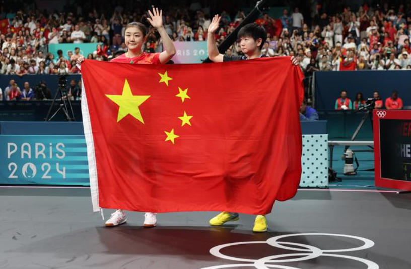 乒乓球女單決賽,陳夢(左)擊敗孫穎莎。(新華社)