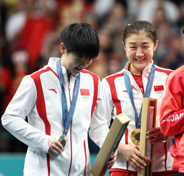 乒乓球女單決賽,陳夢(右)擊敗孫穎莎。(新華社)