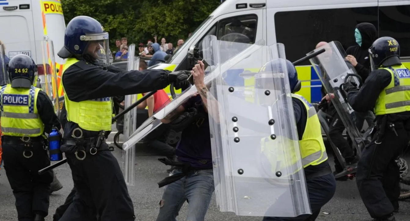 英國多地發生極右反移民示威騷亂持續(網上圖片)