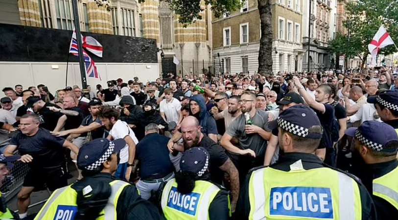 英國多地發生極右反移民示威騷亂持續(網上圖片)