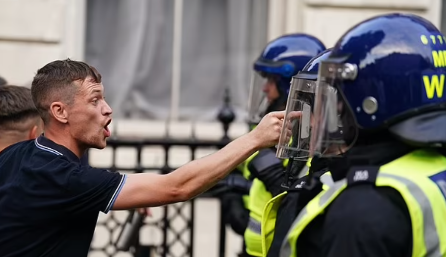 英國多地發生極右反移民示威騷亂持續(網上圖片)