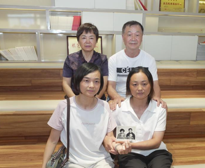 河北省邢台市警方近日發現一名女子樣貌與大女兒高度相似,上月通知夫婦進行基因鑑定,證實她就是失蹤小女兒,一家四口相認團聚。