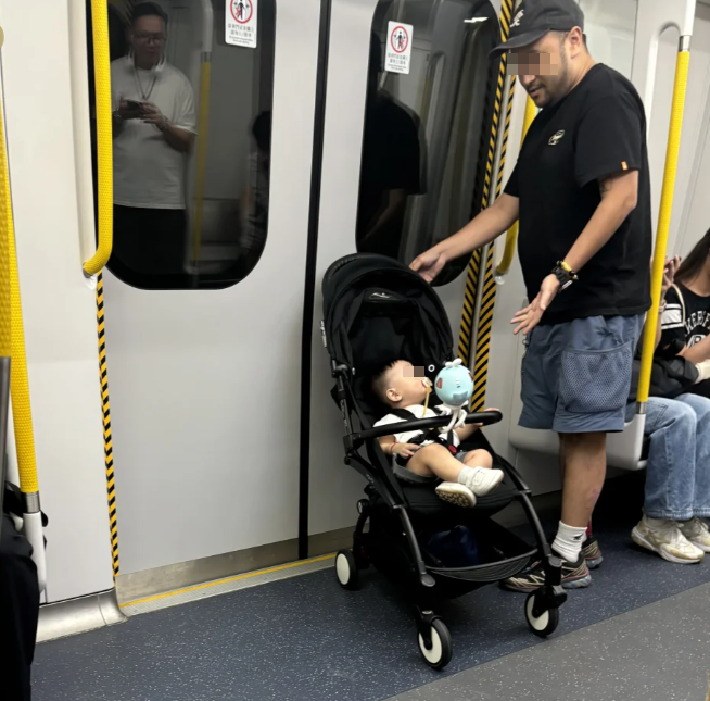 一位推着BB車的媽媽試圖衝入東鐵綫車廂,惟當時車門正關閉,最終只有BB車「抵壘」,而媽媽卻留在月台。幸遇到一位好心男乘客上前暫時幫忙照顧安撫小朋友,並在下一站下車將「活失物」交予港鐵職員看管。(小紅書)