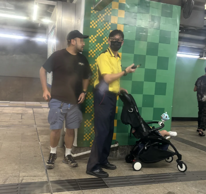 一位推着BB車的媽媽試圖衝入東鐵綫車廂,惟當時車門正關閉,最終只有BB車「抵壘」,而媽媽卻留在月台。幸遇到一位好心男乘客上前暫時幫忙照顧安撫小朋友,並在下一站下車將「活失物」交予港鐵職員看管。(小紅書)