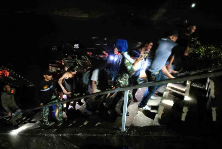 兩導遊無視禁令帶22名遊客入洞穴。(互聯網)