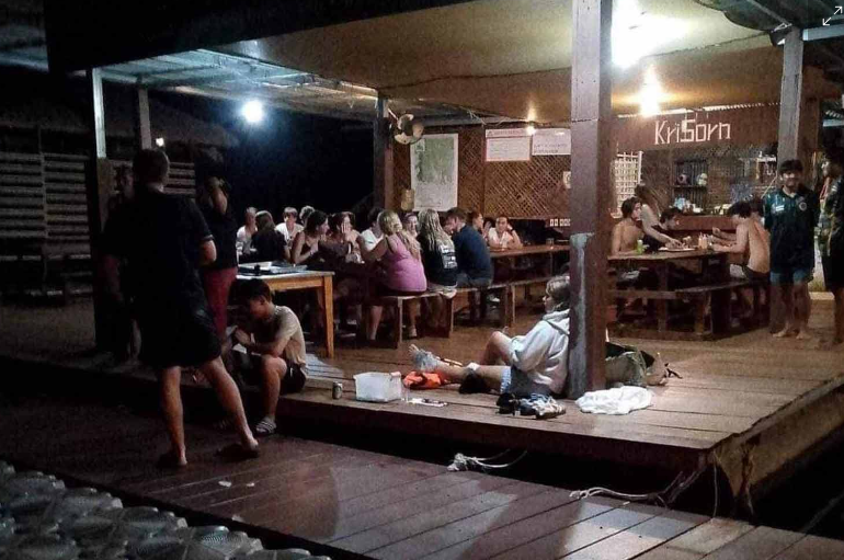 兩導遊無視禁令帶22名遊客入洞穴。(互聯網)